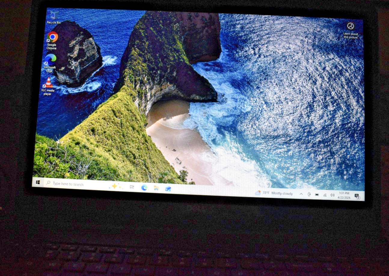 Dell P51F Laptop Intel i3-4030U @1.9Hz, 1 TB HDD, 8 GB RAM, WINDOWS 10, DVD