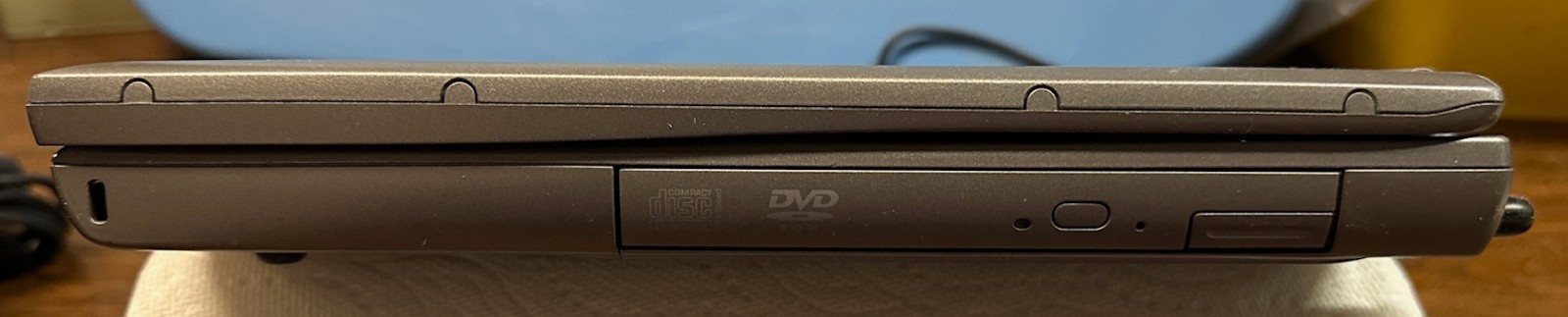 Dell Latitude D505 1.4GHZ 512MB RAM 40GB HDD WINDOWS XP PRO AC ADAPTER CDRW WIFI