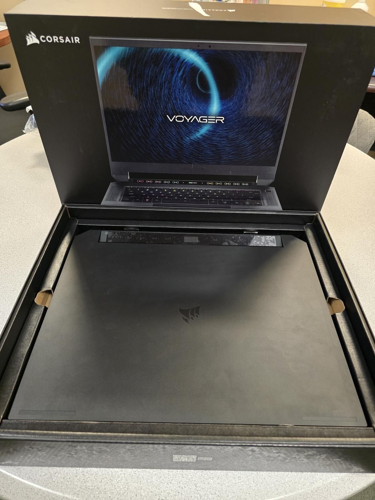 Corsair Voyager A1600 16” 1TB AMD Ryzen 7 16GB RAM Gaming Laptop- French Layout