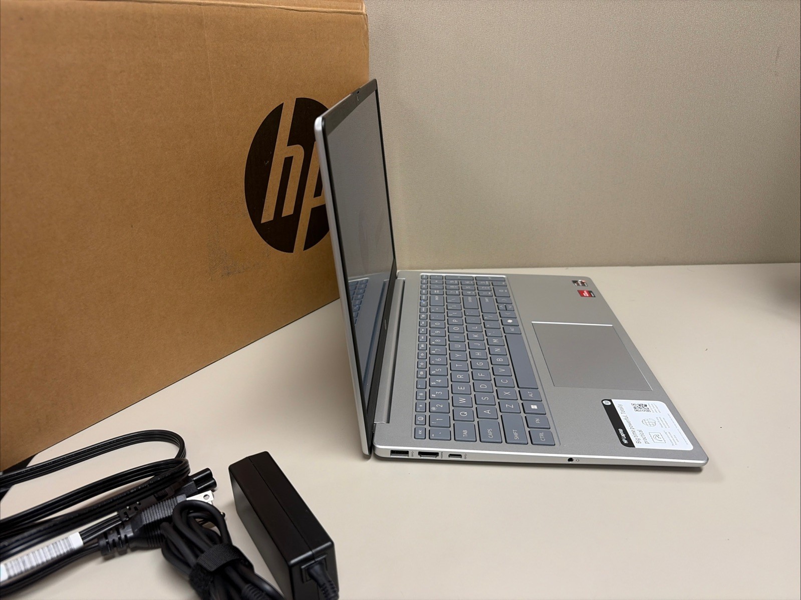 HP – 15.6″ Full HD Touch-Screen Laptop – AMD Ryzen 5 7520U 8GB Memory (Open Box)