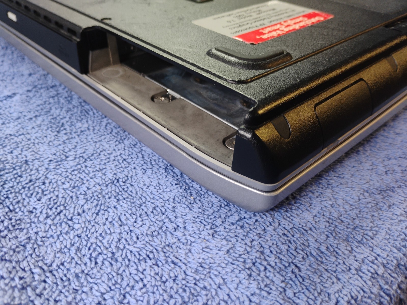 Compaq Presario 2100 Laptop non-working for parts 15″ AMD Athlon XP – used
