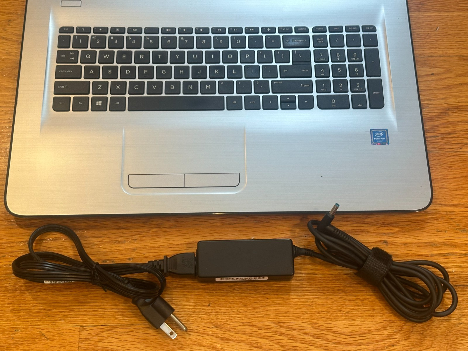 2016 HP Laptop Model 17-x027cy WITH Original Charger & Brand New Battery