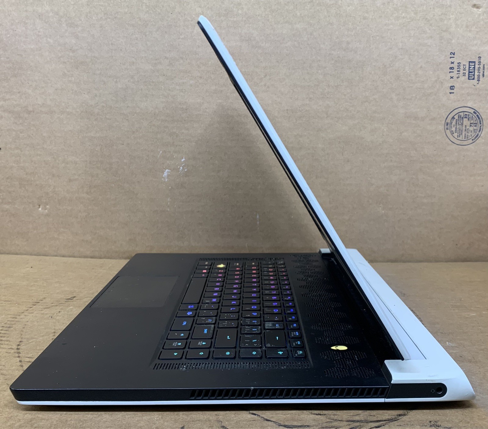 Alienware x17 R1 17.3″ FHD Laptop Intel Core i7-11800H RTX 3060 8GB DDR4 RAM
