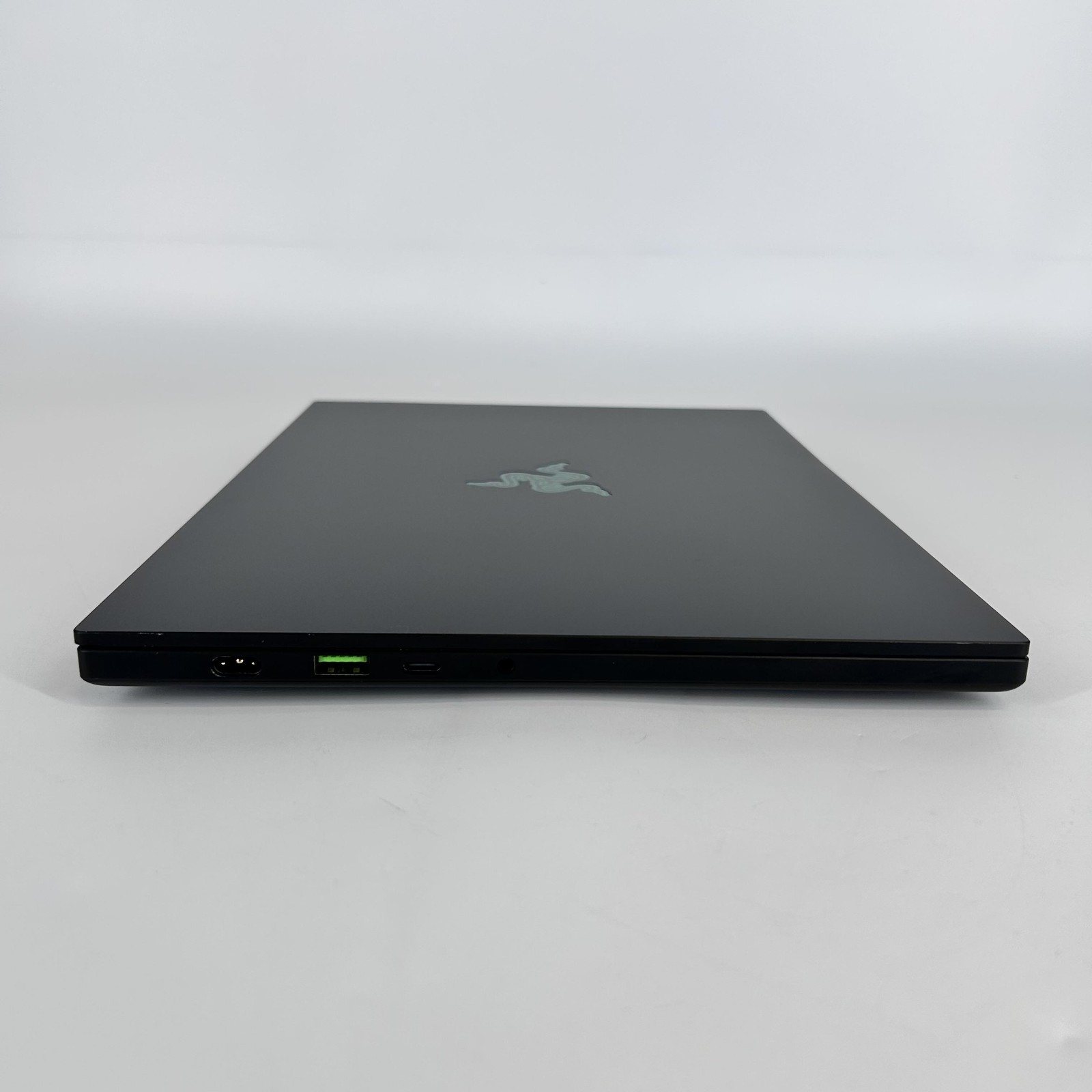 Razer Blade 14 120Hz QHD+ 2.0 GHz Ryzen AI 9 365 32GB 1TB RTX 5070 LCD Damage