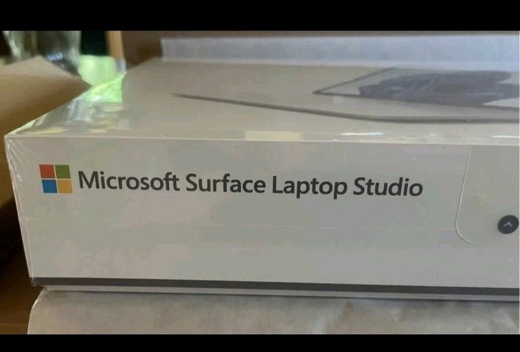 Microsoft Surface Laptop Studio 14.4″ Touch (256GB SSD, Intel Core i5 11th Gen.,