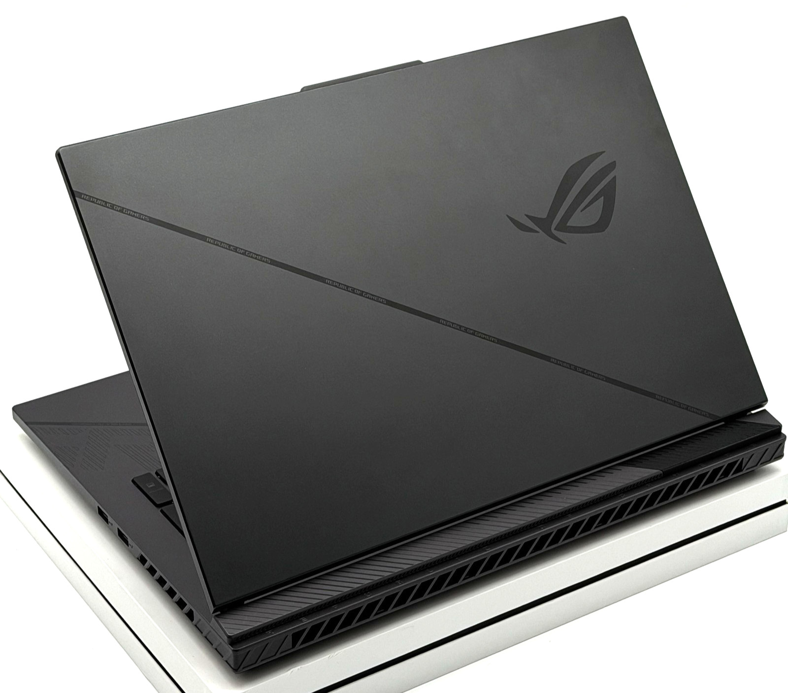 Asus ROG Strix 18 G814 240Hz QHD+ 2.2 GHz i9-14900HX 32GB 2TB RTX 4080