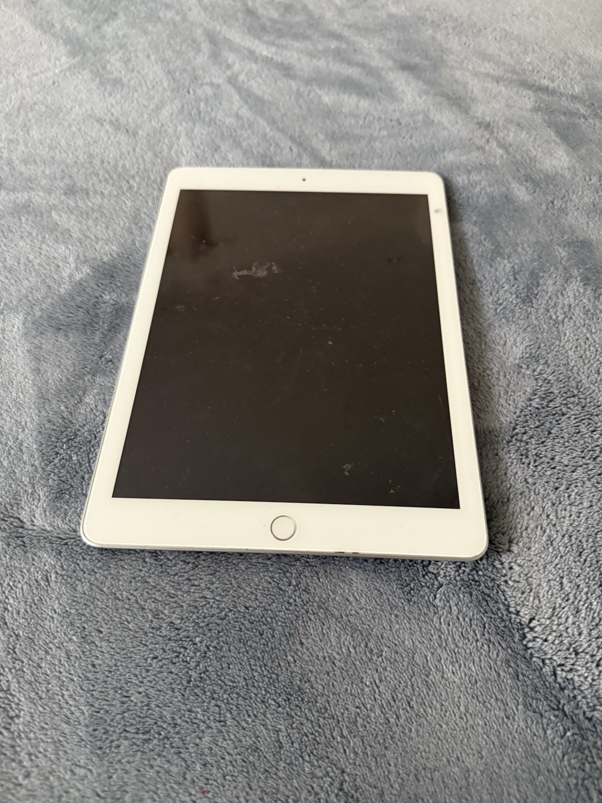 • Apple iPad 4th Gen • A1459 • Silver/Black • Wi-Fi • 32 gb 9.7″ Tablet •