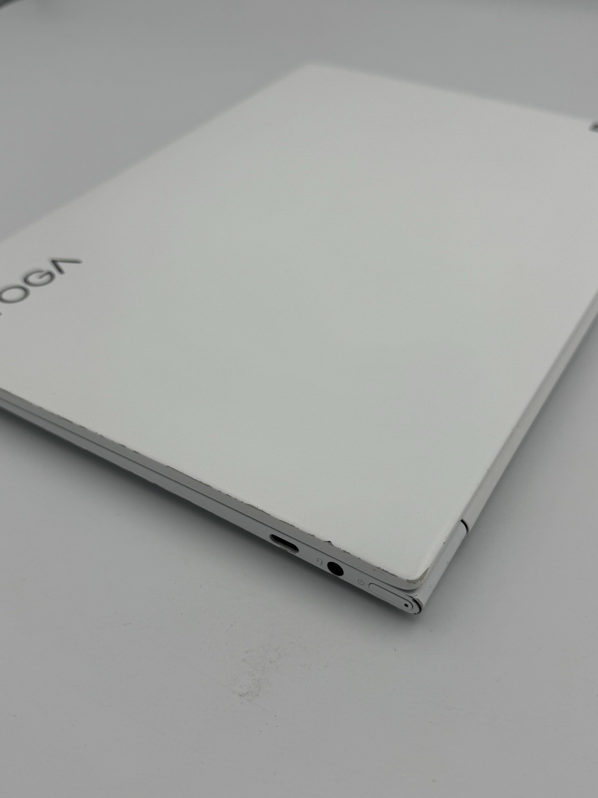 Lenovo Yoga Slim 7i Carbon 13.3” – i5 11th/16GB RAM/512GB (Keyboard Issue) 24C