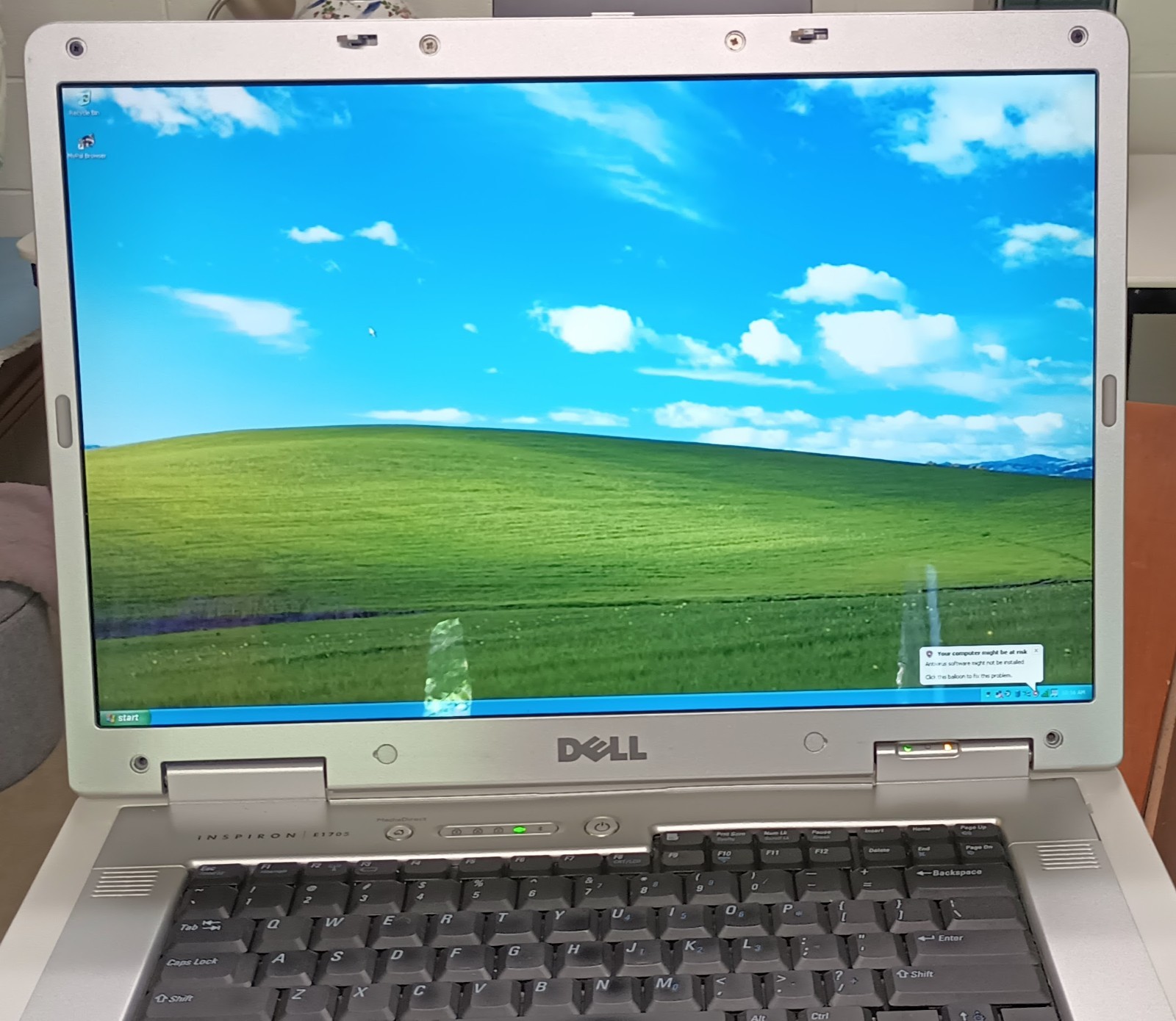 Dell Inspiron E1705 17″ Laptop Core 2 Duo 2.0GHz 1GB RAM 120GB XP ATI X1400