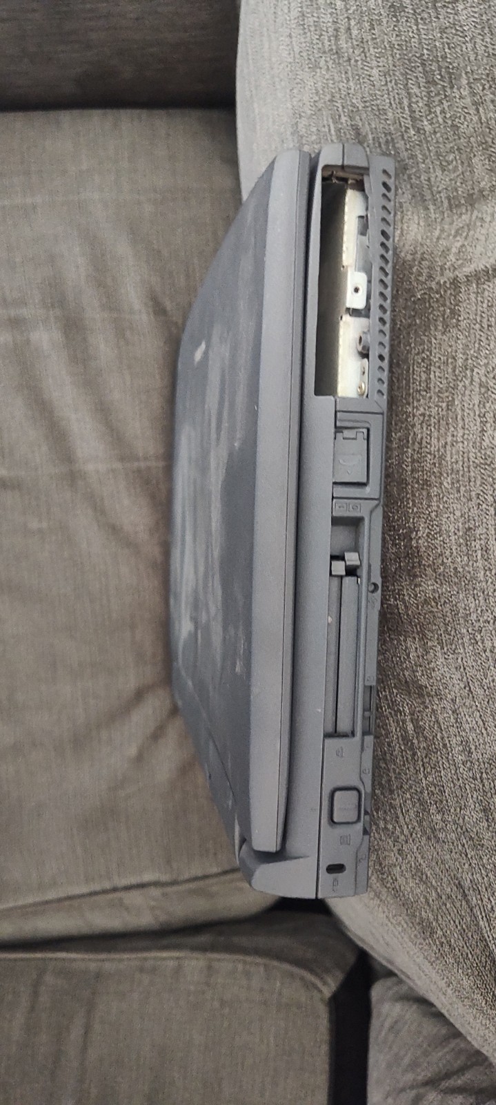Toshiba Satellite 1555CDS Pentium 233MHz 32MB 3GB Win98 12in BROKEN, FOR PARTS