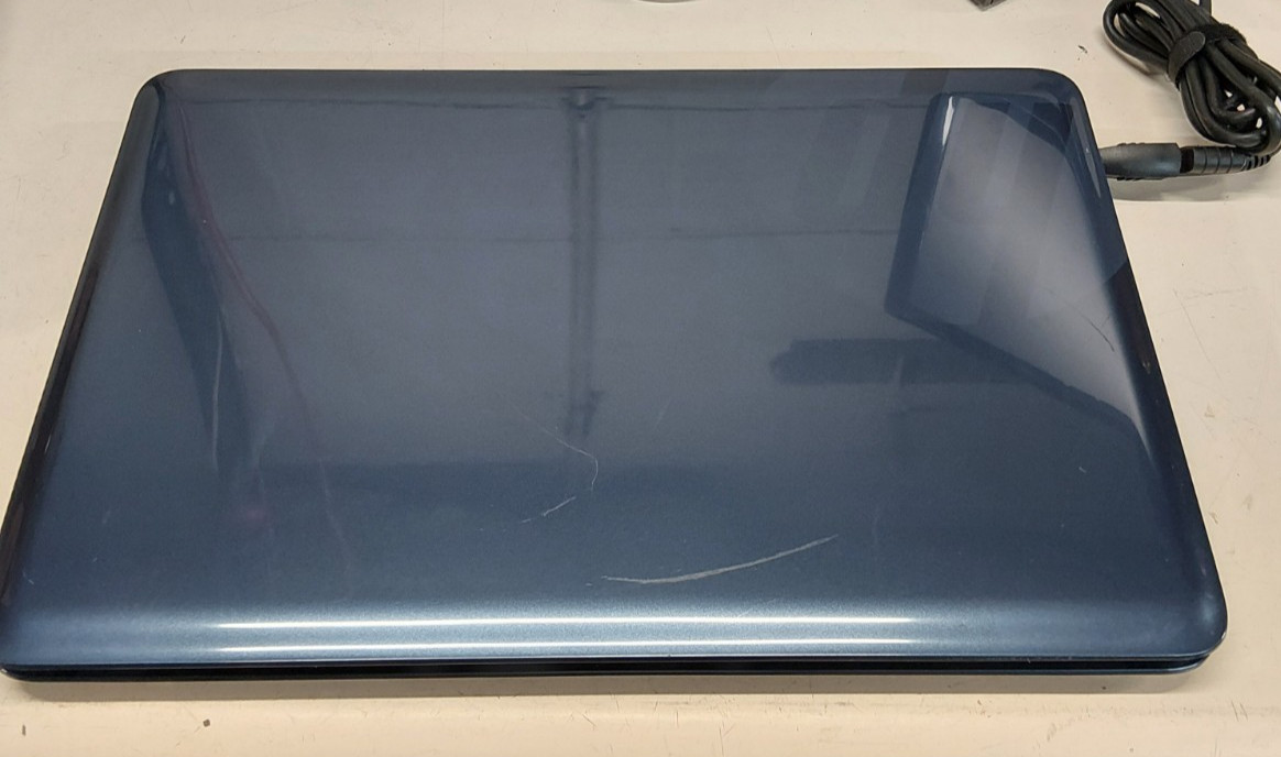 HP 2000- Laptop w/ AMD 4 GB #865