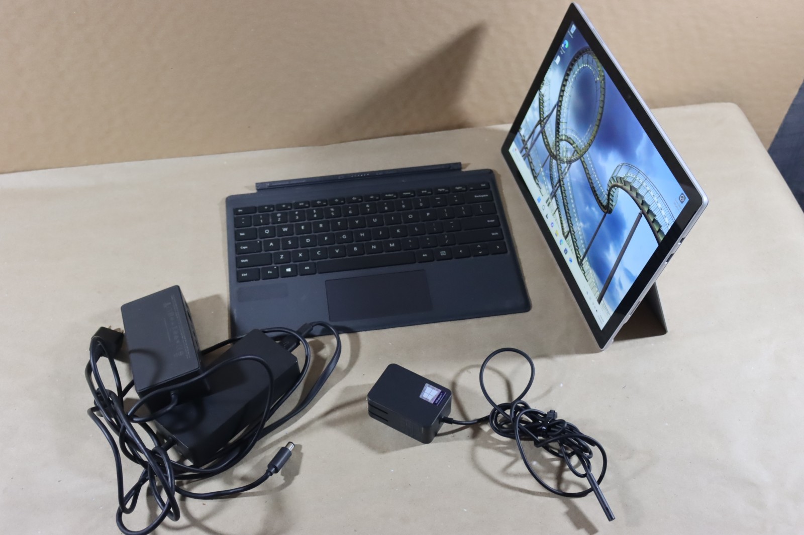 Microsoft Surface Pro 5 i5-7300U 8GB RAM 256GB Wi-Fi + Cellular / LTE