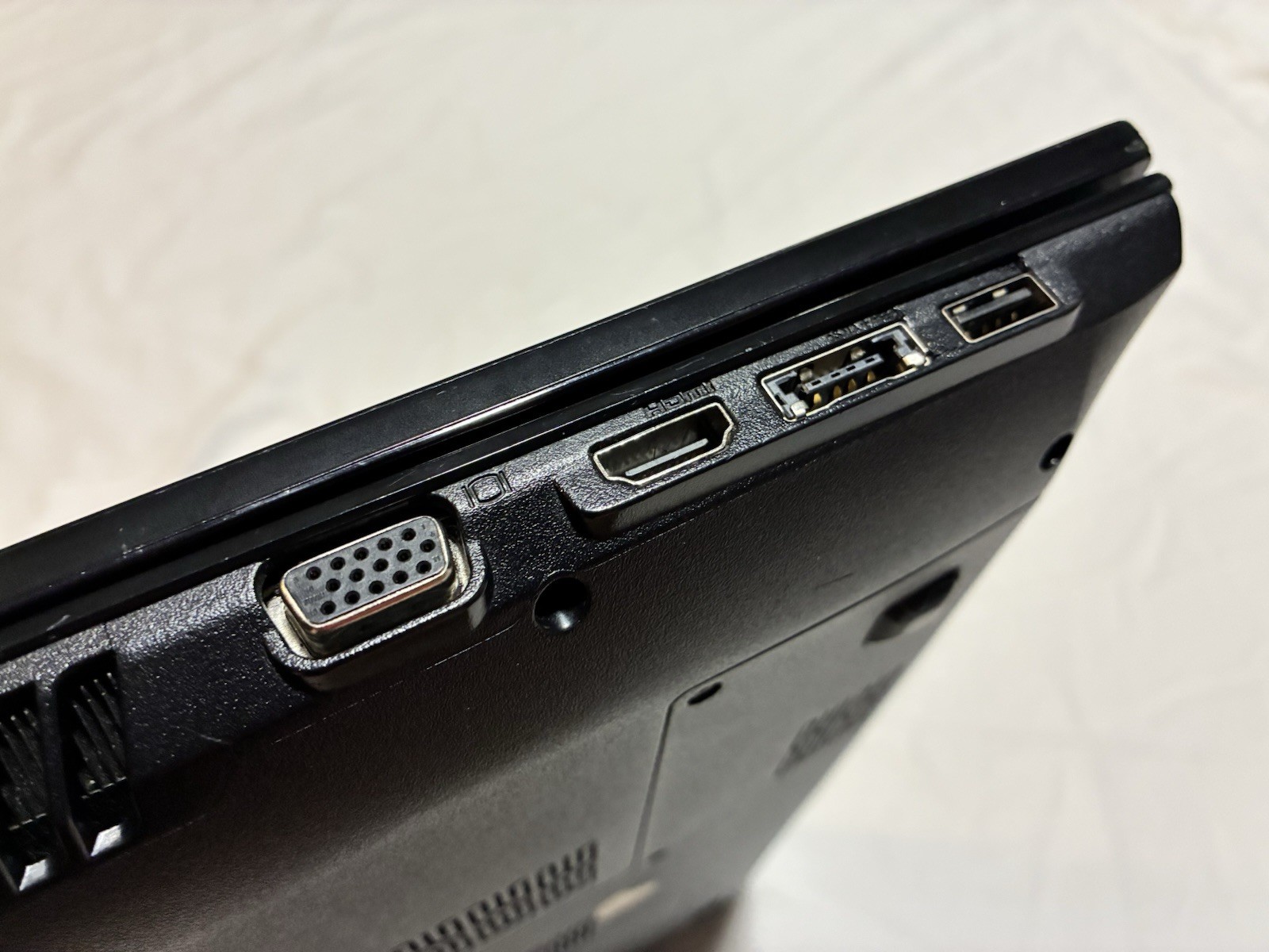 Lenovo B570 15.6″ Core i3-2310M 2.10GHz 4GB 500GB Samsung SSD DVD HDMI VGA AC