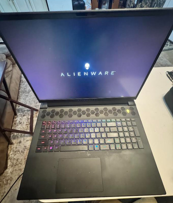 Alienware m18 R2, i9-14900HX, RTX 4090, 64GB RAM, 4TB SSD, 2K 165Hz