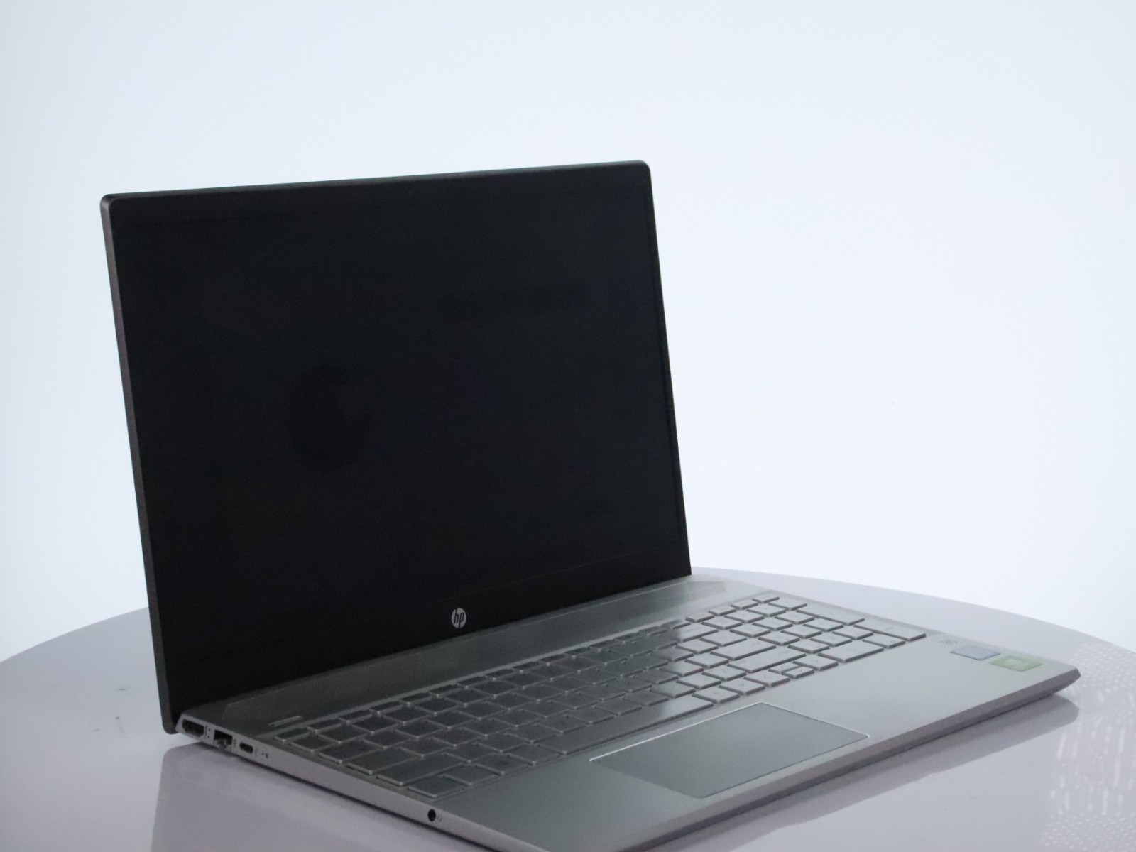 HP 15-CS2071NR Core i7-8565U 8GB RAM 256GB SSD Geforce MX250 W11P w/ 65W Adapter