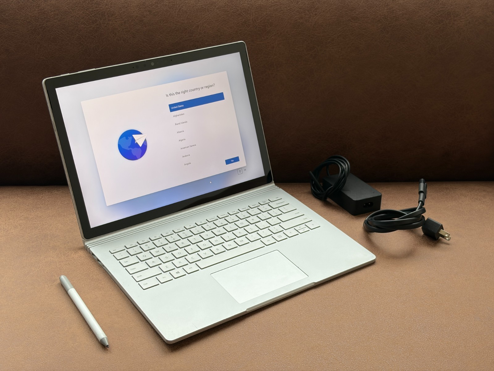Microsoft Surface Book-3 13.5″ (256GB SSD; Intel Core i5-1035G7 1.2GHz; 8GB)…