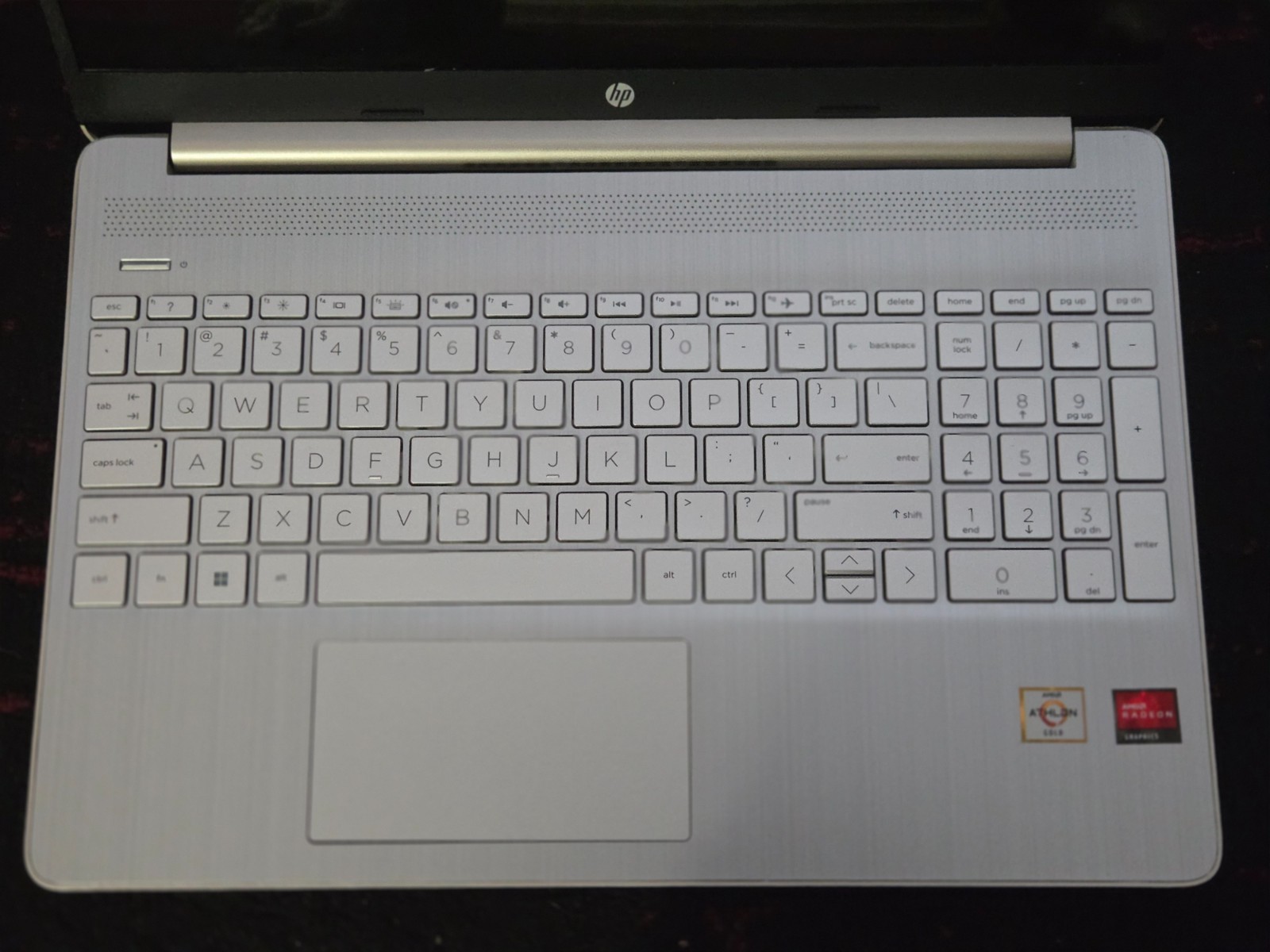 HP 15z-EF1000 15.6″HD Core AMD Athlon 3150U 2.4GHz 8GB + Charger