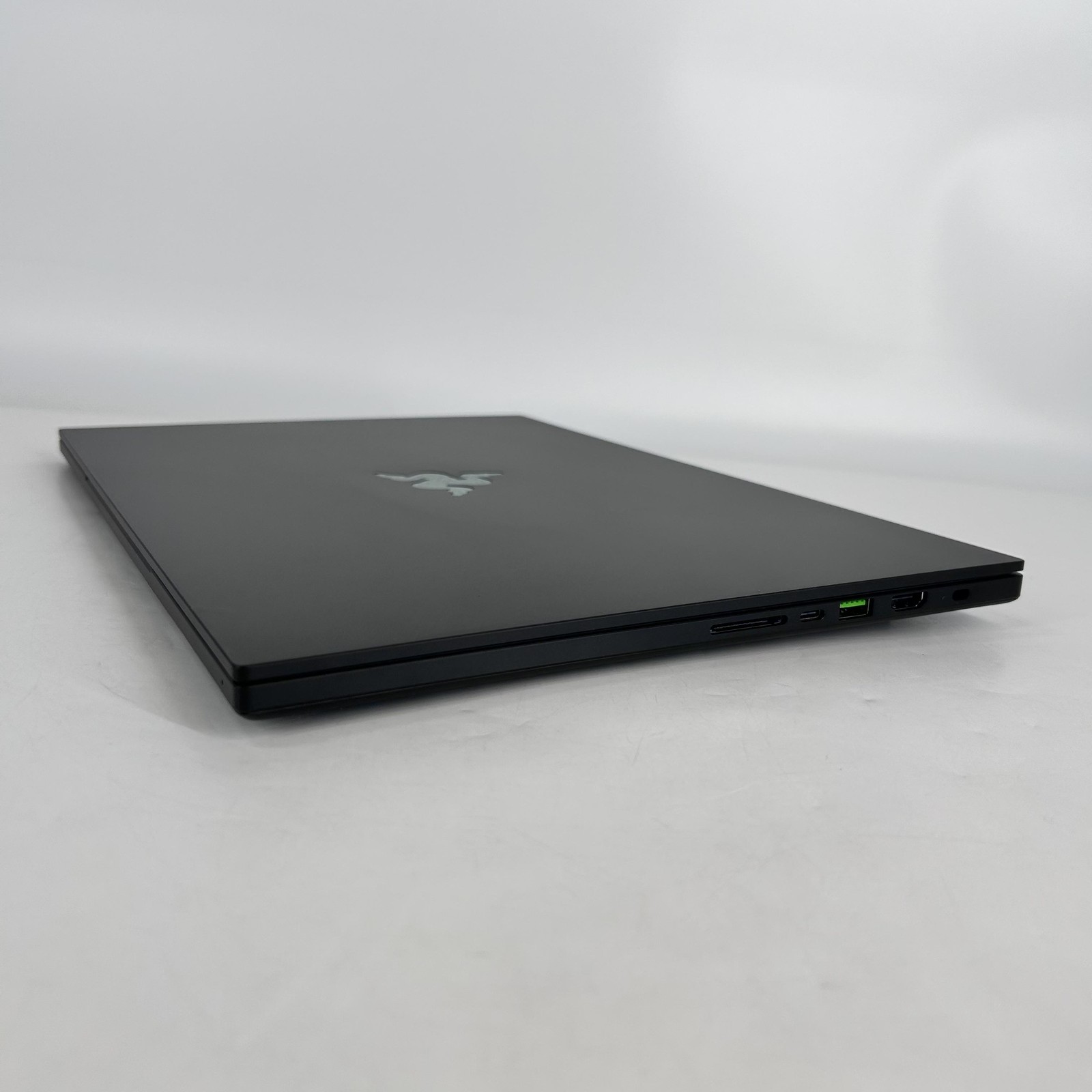 Razer Blade 16 240Hz QHD+ 2025 2.0 GHz Ryzen AI 9 365 16GB 1TB SSD RTX 5060
