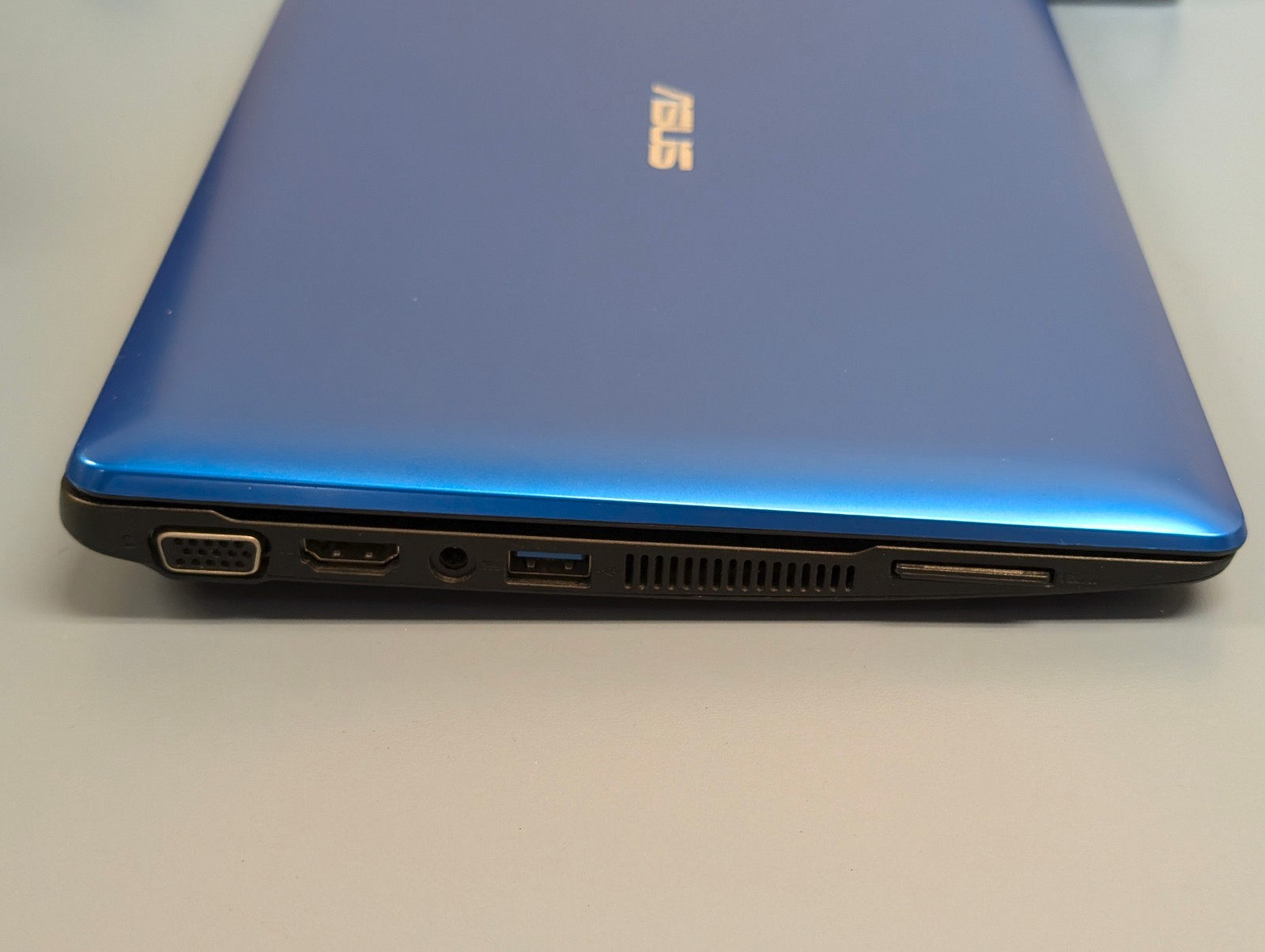 Asus Small Laptop Model X102B Notebook PC 2GB RAM, 320 HDD, Win 8.1, Bad Battery