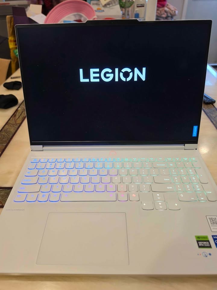 Mint Condition Lenovo Legion 7 16IRX9 16″ i7-14700HX 32GB 1TB GeForce RTX 4060