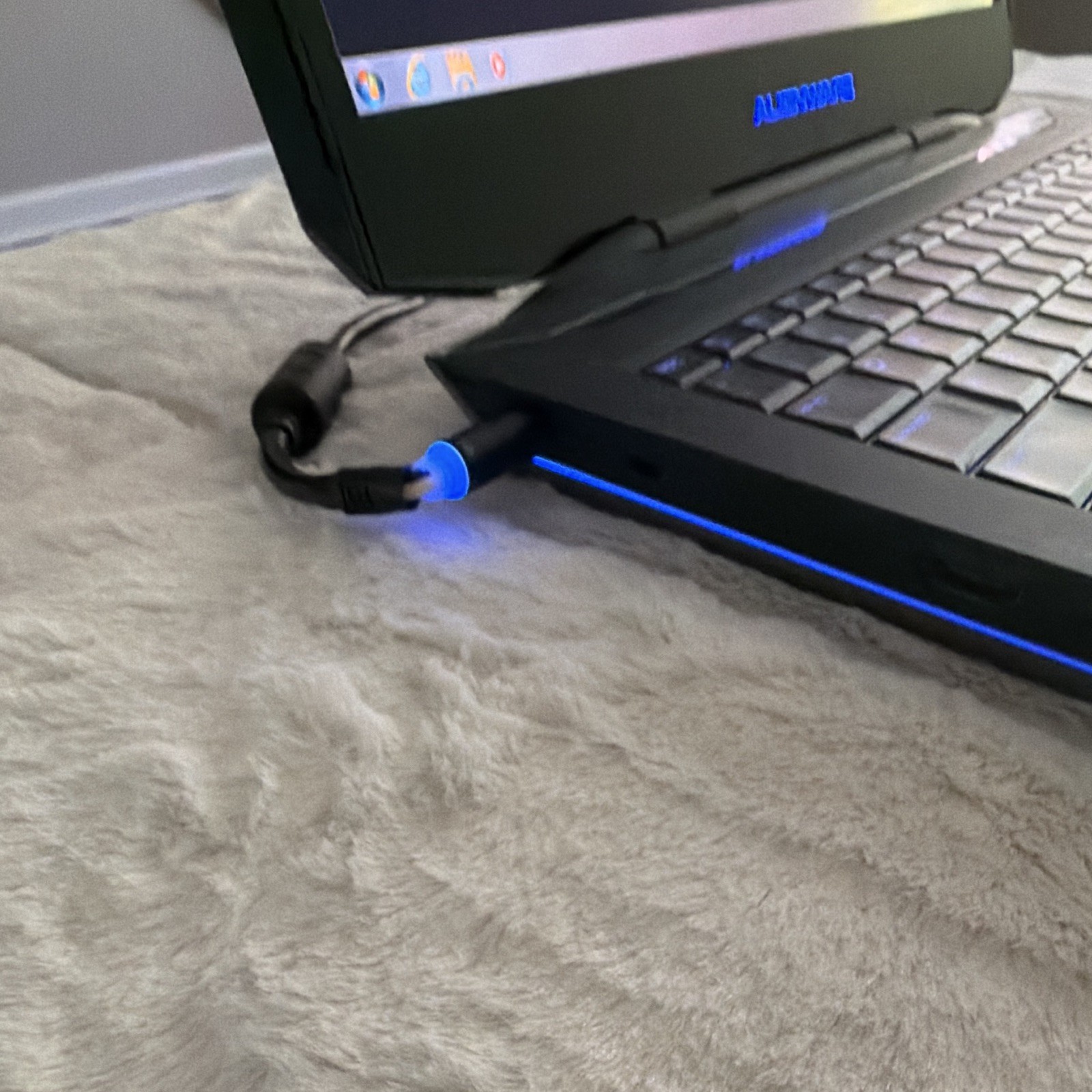 Alienware 17 R1 Gaming Laptop Intel Core i7-4700MQ 16GB RAM Windows 7 – READ