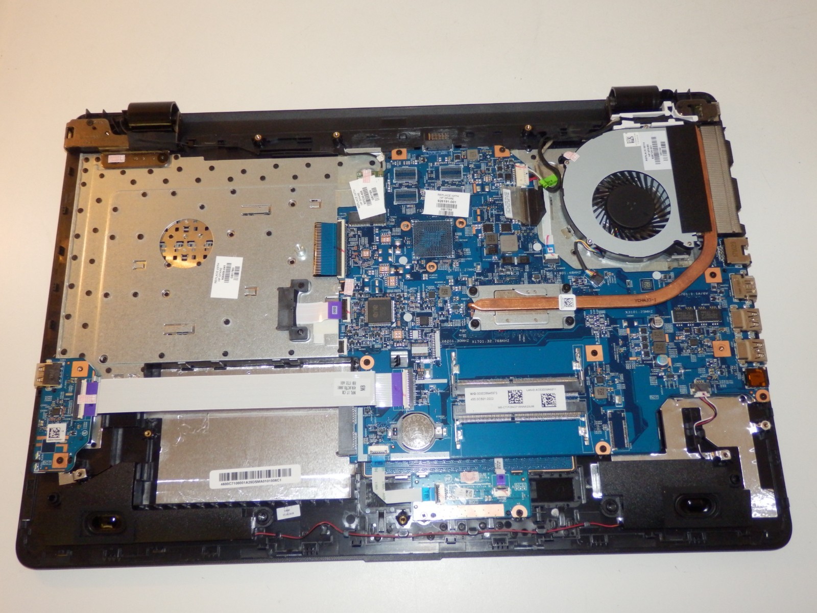 HP Laptop 17-ak062ng, AMD A6-9220, Radeon R4 Graphics, No Ram & SSD, Battery, Etc..