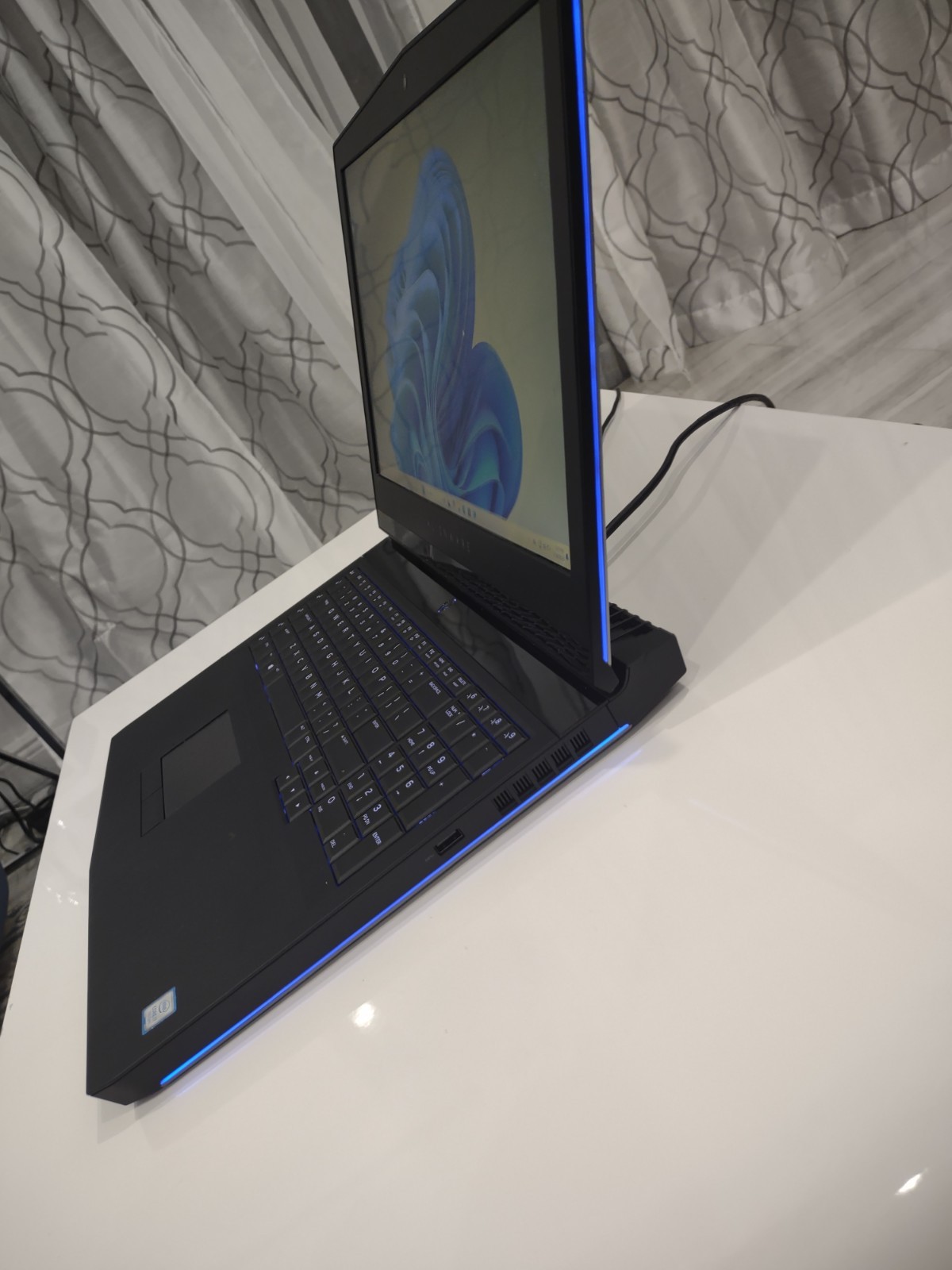 Dell Alienware 17 R4 Gaming 120Hz 2.90GHz i7-7820HK 16GB 1TB HDD GeForce GTX1080