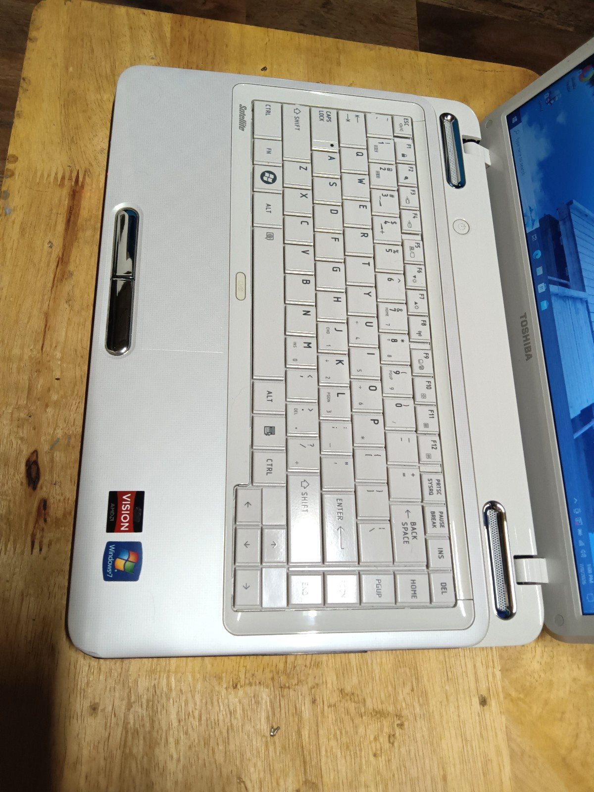 Toshiba L745D-S4350WH/AMD E-450 1.65ghz/4gb/500gb/Webcam/Windows 10 Pro/Vga/14″