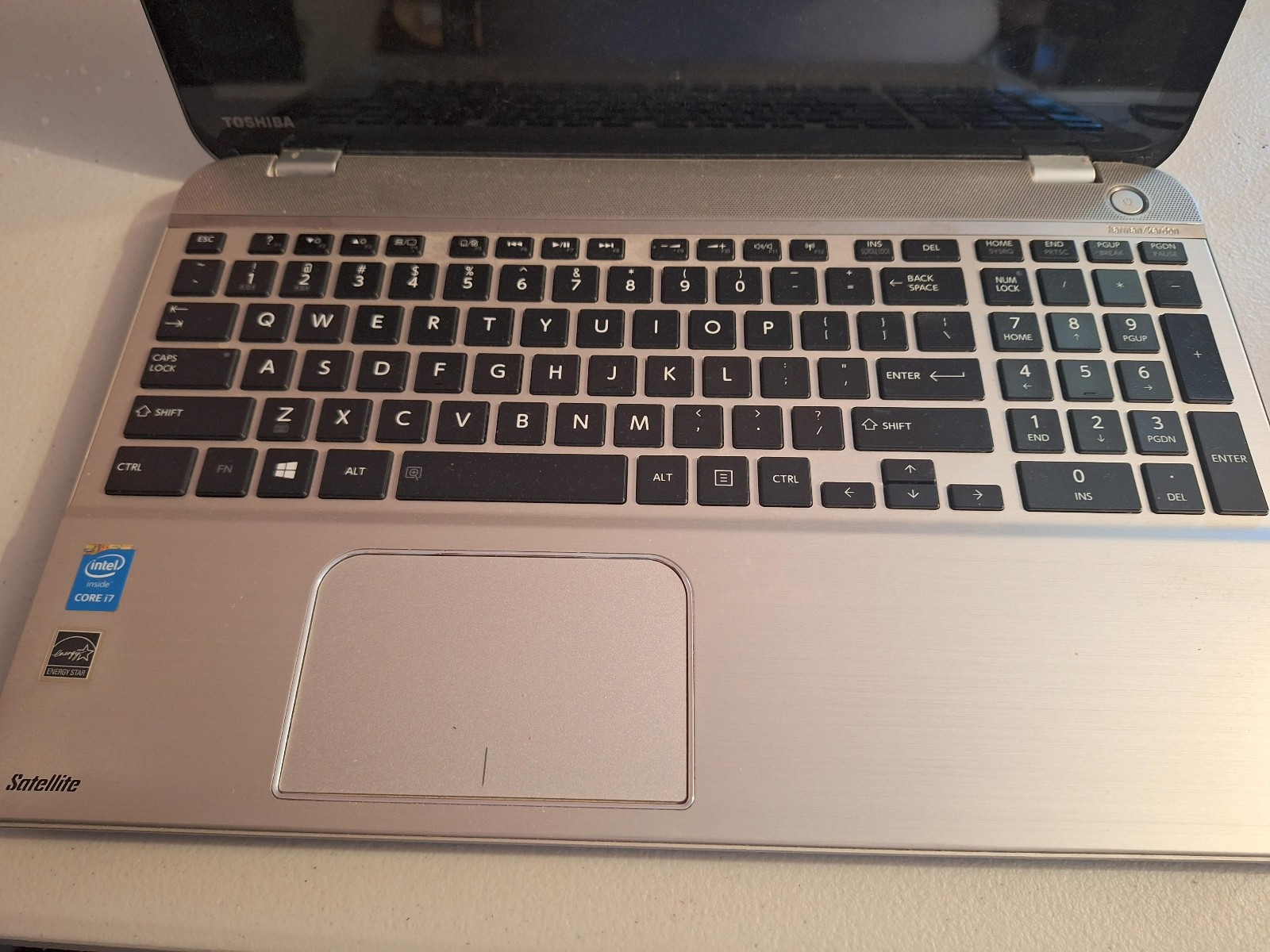 TOSHIBA SATELLITE P50T-B DOES NOT BOOT UP. PARTS ONLY. NO DRIVE OR BATTERY INC