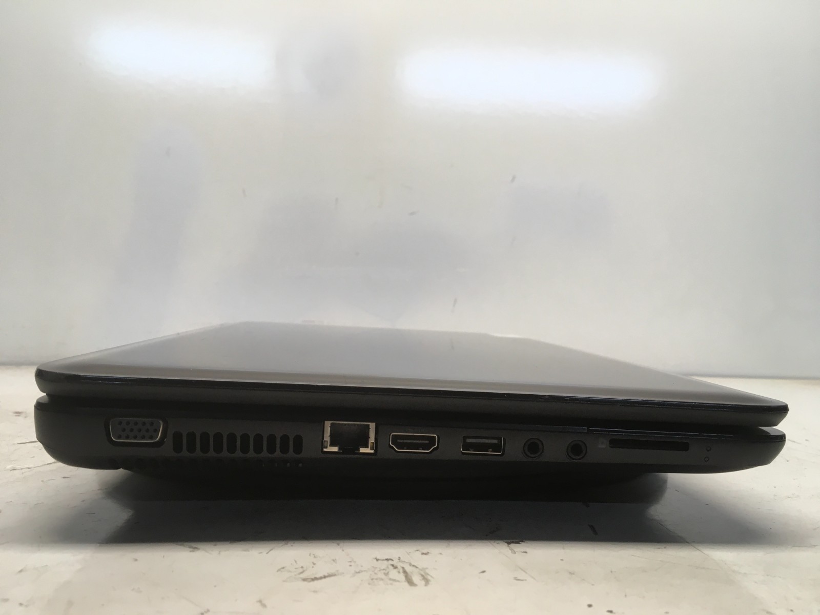 HP 2000-2B44DX AMD E-300 1300MHz 4 GB NO HDD