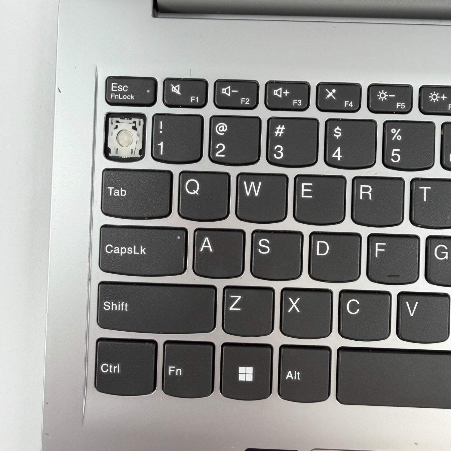 Broken Lenovo IdeaPad 1 15IAU7 15.6″ i3-1215U 4.4Ghz 8GB RAM 256GB SSD READ