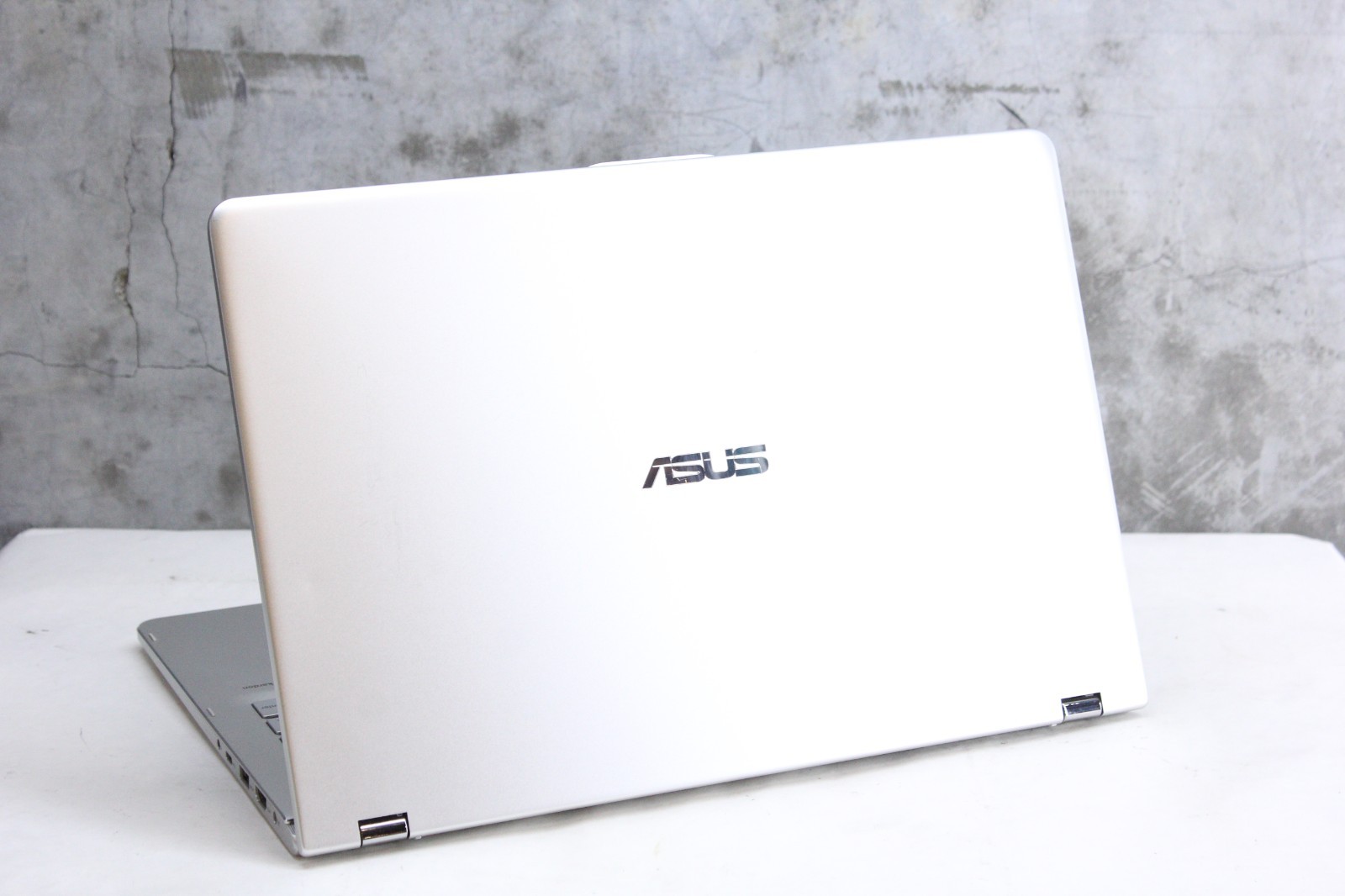 Asus Q505U | Grade C, Read | i5-8250U, 12GB Ram, 256GB NVMe, Touch, Win11Pro