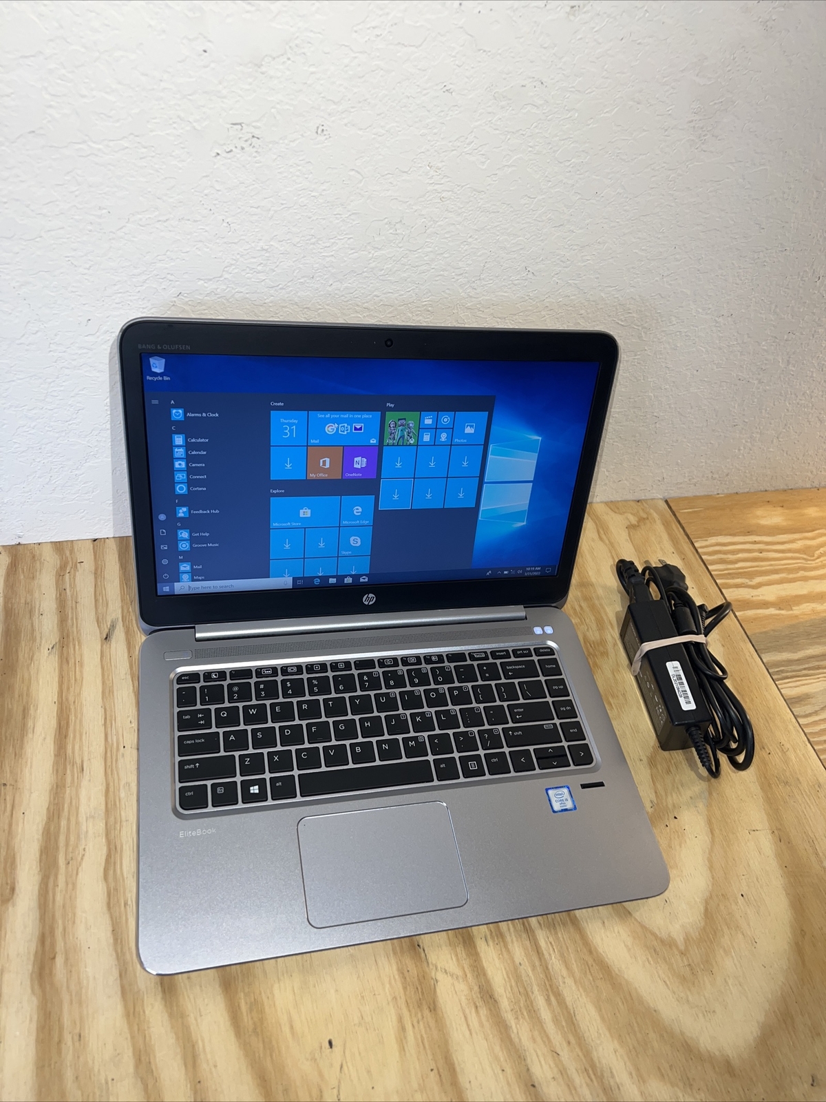 HP EliteBook Folio 1040 G3 14″ Core i5-6300u 256GB SSD 8GB RAM Win 10 .Office19