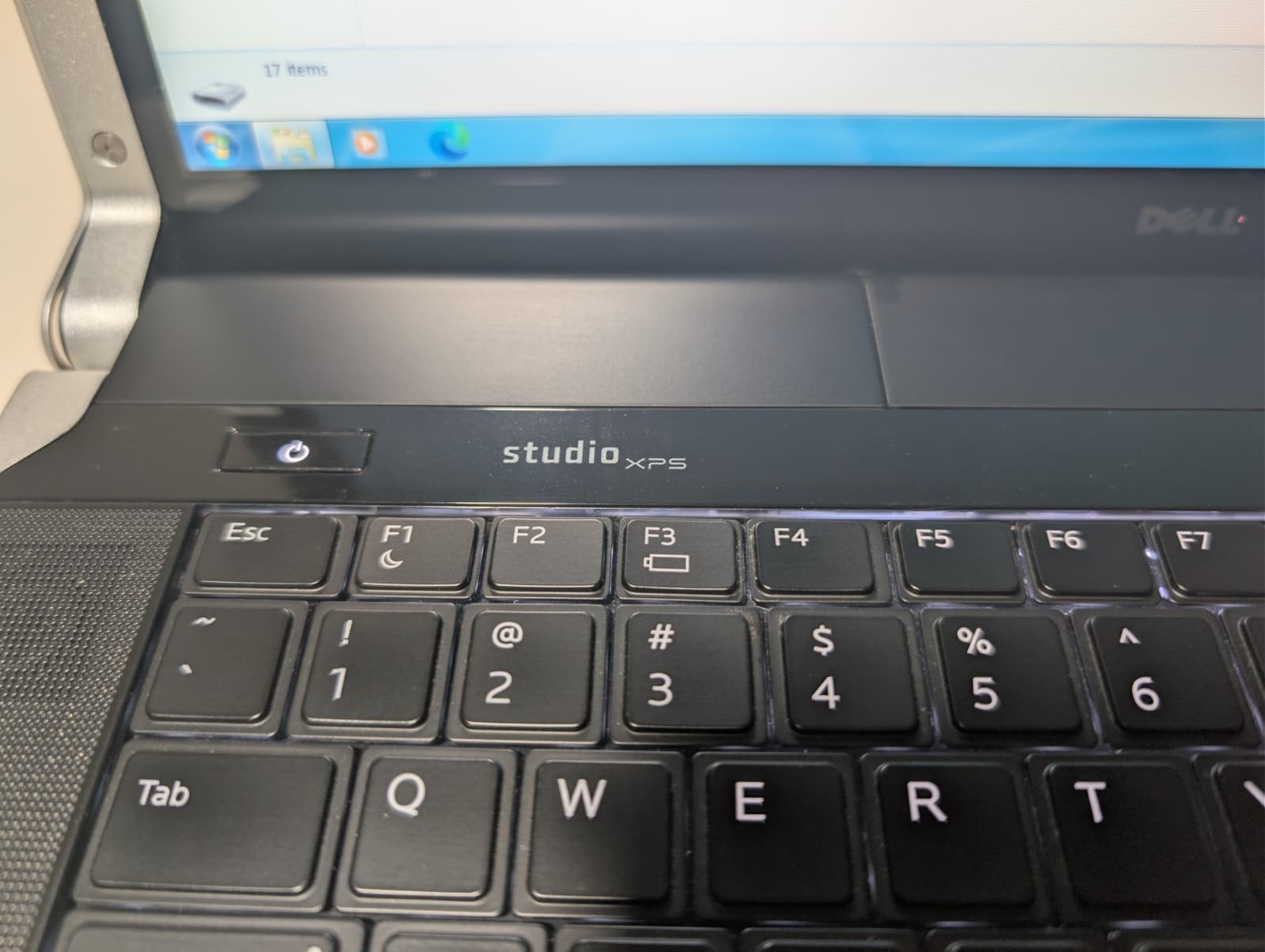 16″ Dell Studio XPS 1640 | C2D P7450 4GB RAM 320GB HD | HD+ AMD Graphics Backlit