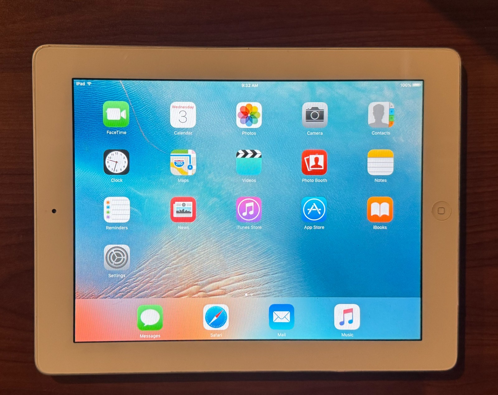 Apple iPad 2nd Gen 16GB Wi-Fi White w/ Original Charging Cable – Works Perfectly