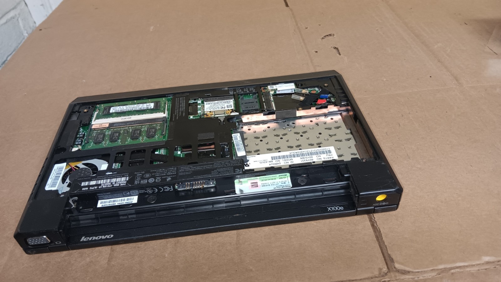 Lenovo Thinkpad X100e Laptop AMD Turion Neo X2 Dual core 11.6-inch LCD Screen