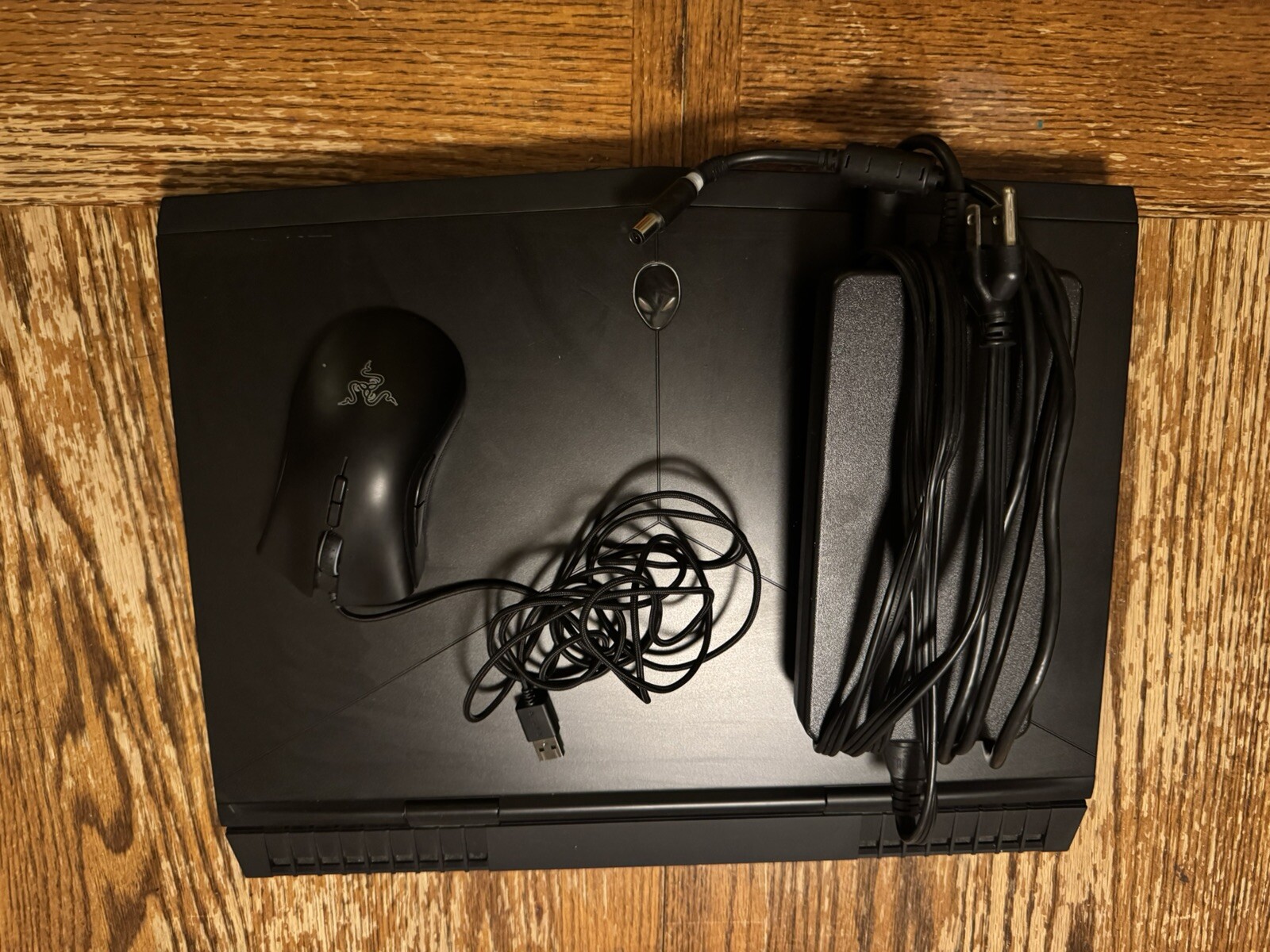 Alienware 17 R5 Gaming Laptop w/charger, Razer mouse and backpack