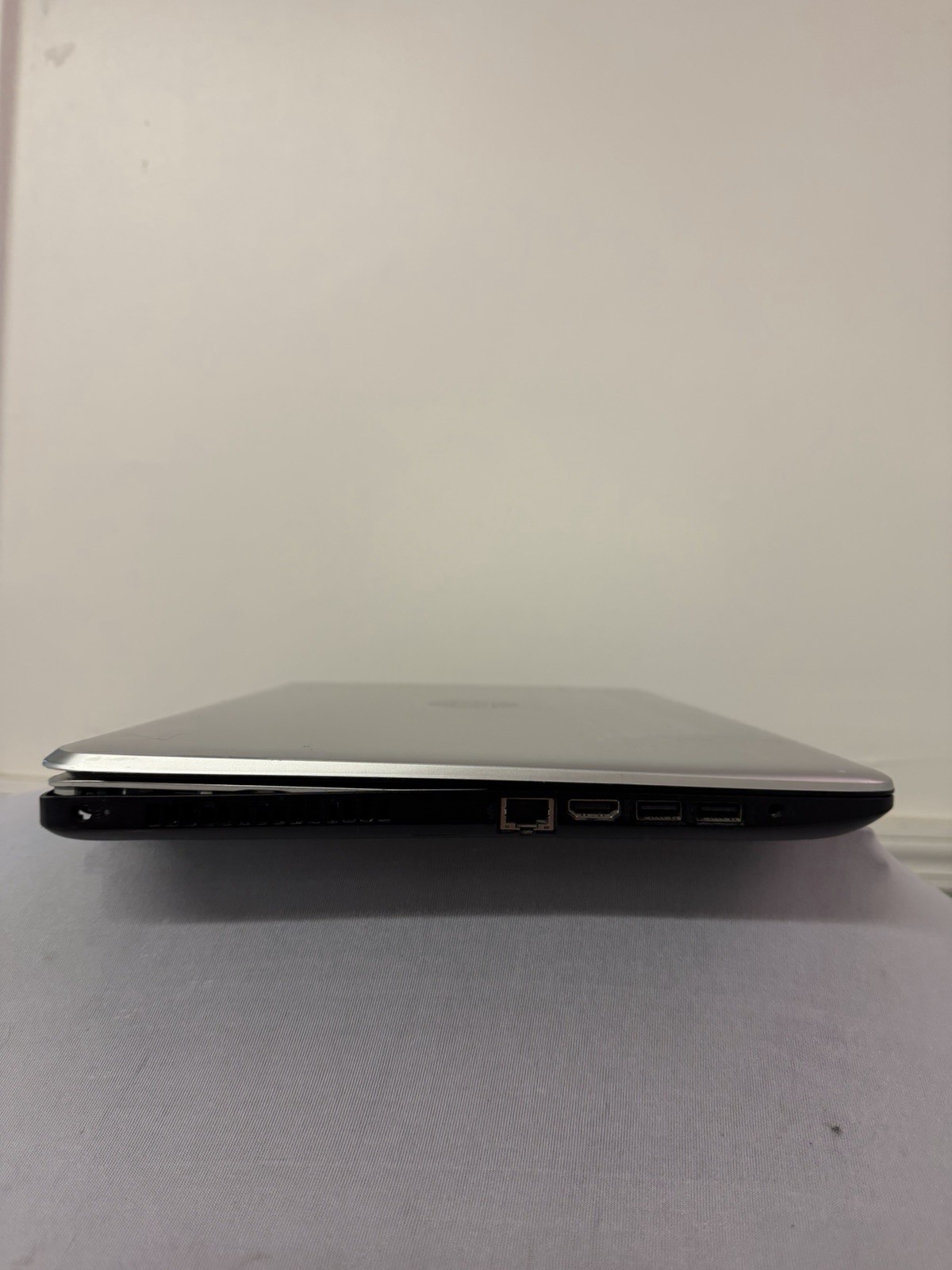 HP Laptop – Unknown if Screen is Good – Intel i3 Gen 7 – No RAM – Read Des