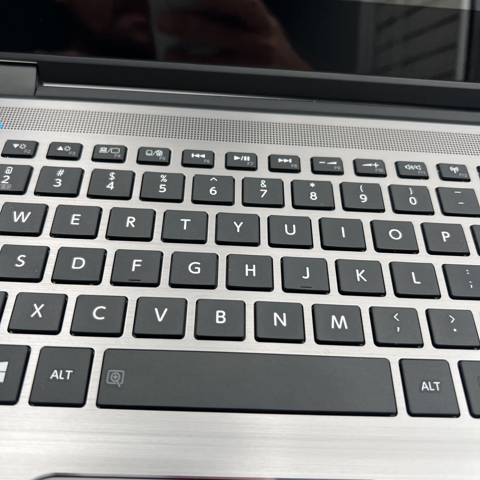 Toshiba Satellite E45W-C4200X 14in. 500GB, 6GB RAM Intel Core i3 5th Gen. 2.1GHz