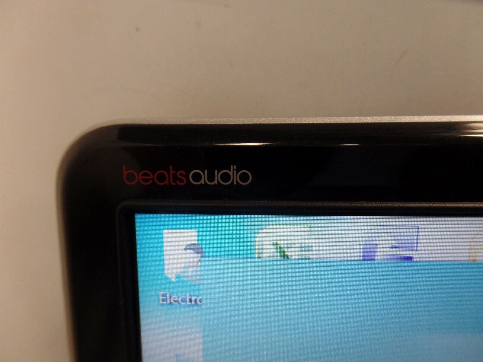 Aluminum 15″ HP ENVY DV6-7211NR 2.70GHz AMD A6-4400 6GB 640GB WIN10H BEATS AUDIO