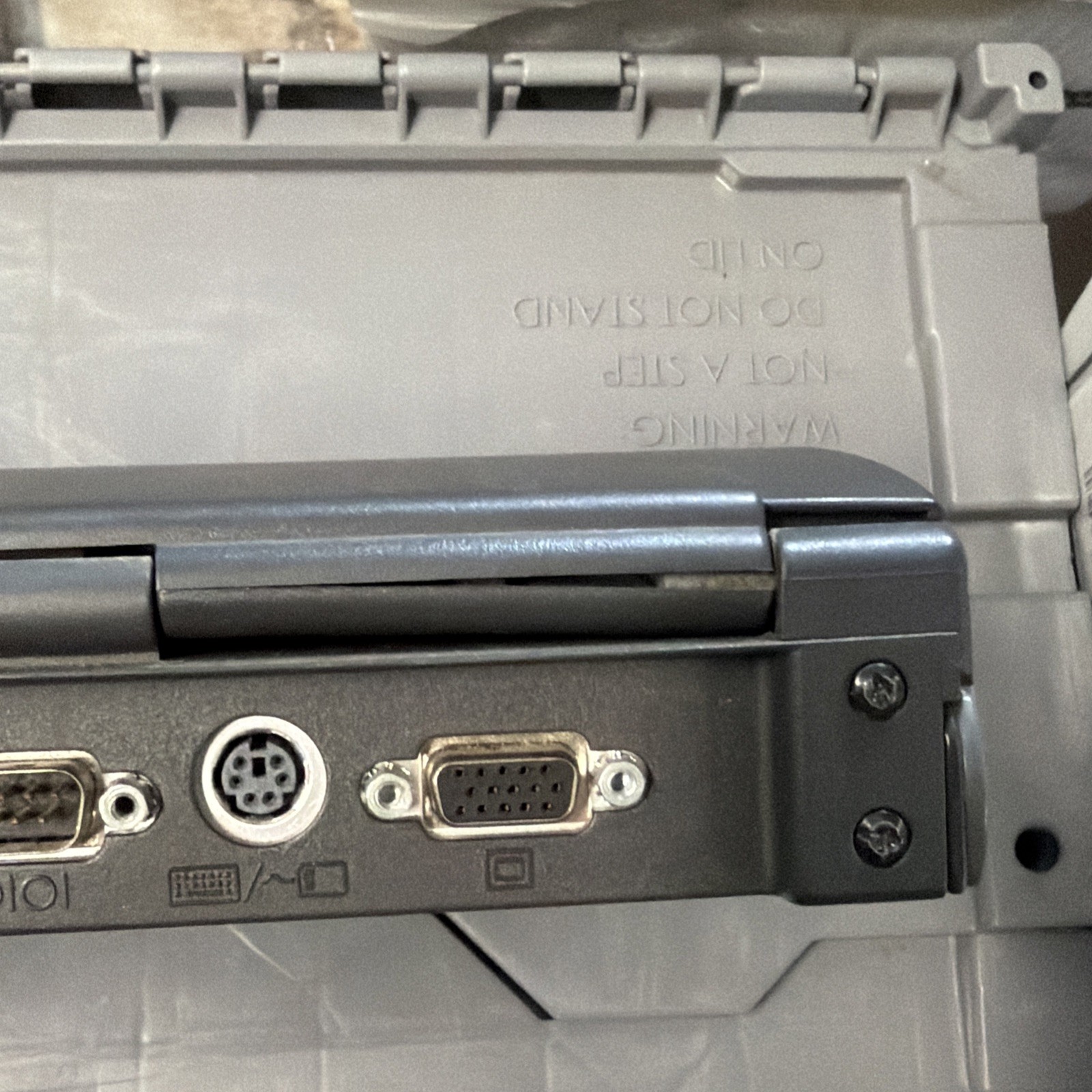 COMPAQ CONTURA 400CX 8.5″ VINTAGE PC LAPTOP SOLD AS-IS (POWERS ON)