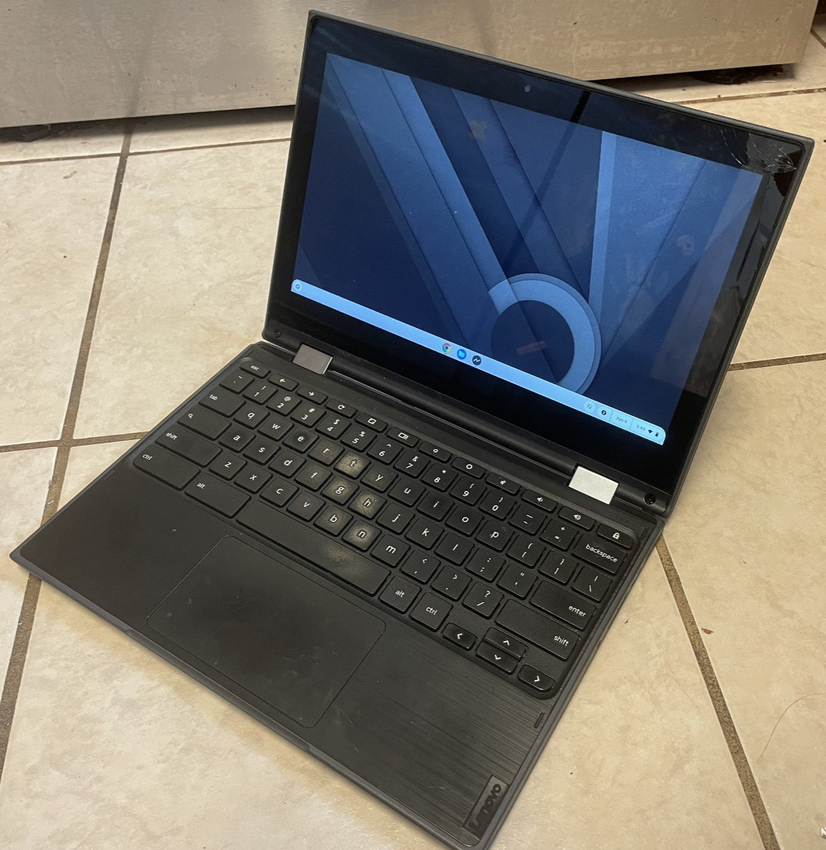 Lenovo 300e 2nd Gen 11.6″ Chromebook 32GB 4GB RAM MediaTek MT8173C-Cracked glass