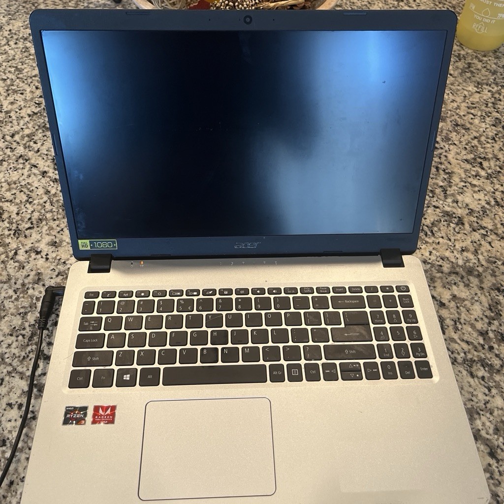 Acer Aspire 5 15.6″ (128 GB SSD, AMD Ryzen 3200U, 2.6GHz, 4GB) Laptop