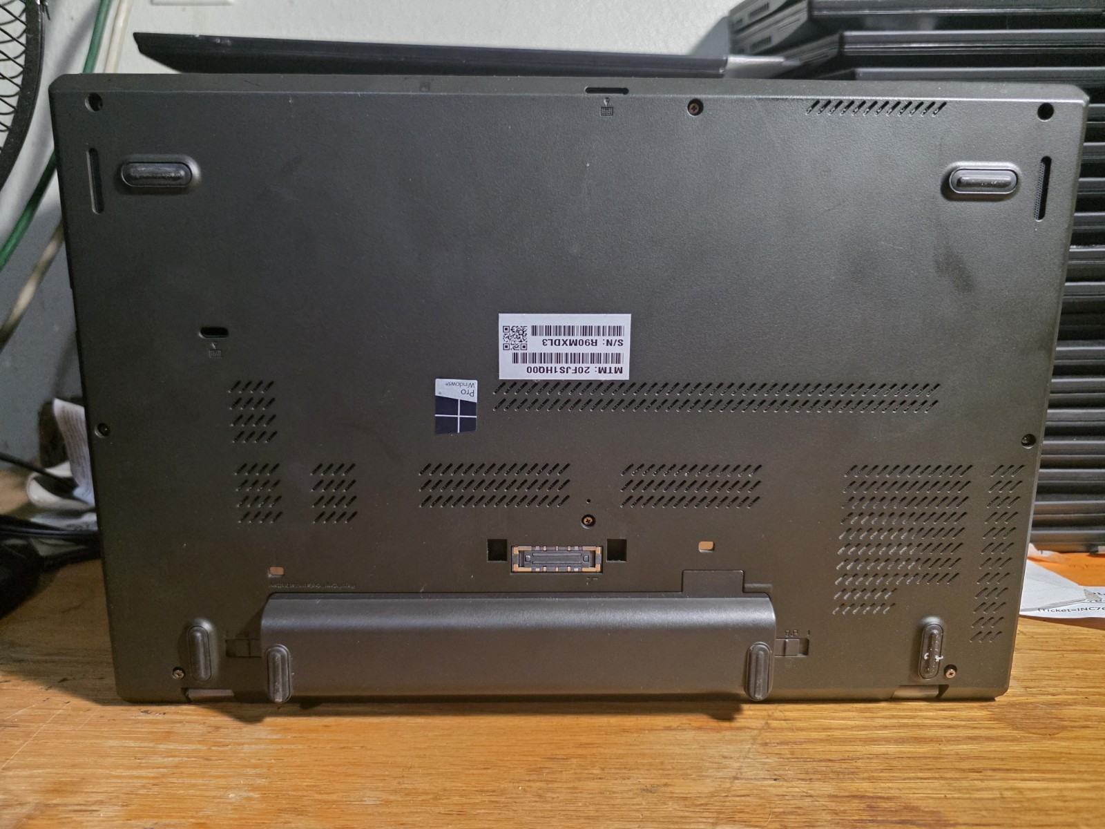 Lenovo ThinkPad T560 15.6″ Core i5-6300U 2.4Ghz 8GB RAM 320GB HHD Black Laptop