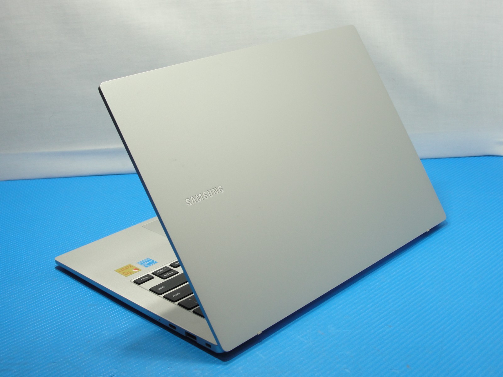 Samsung Galaxy Book Go A5A5-PAKA 14″ FHD Snapdragon8cxGen2 3.15GHz 8GB 256GB HDD