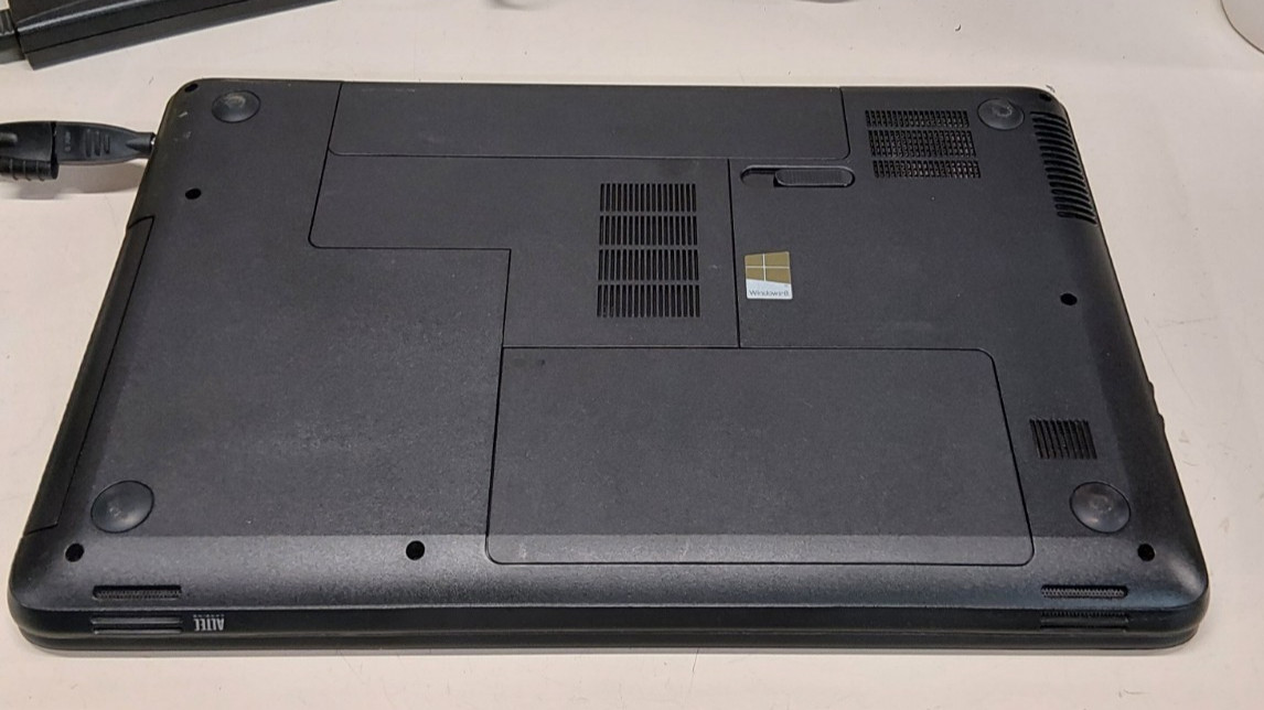 HP 2000- Laptop w/ AMD 4 GB #865