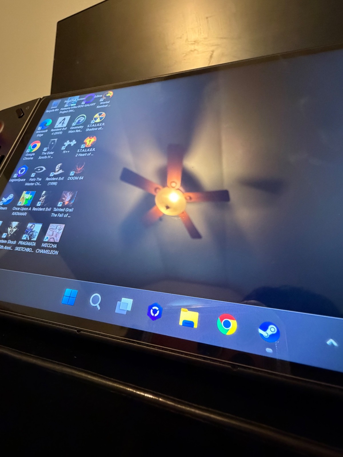 Lenovo Legion Go 8.8 in (1TB SSD, AMD Ryzen Z1 Extreme, 3.3GHz, 16GB RAM)…