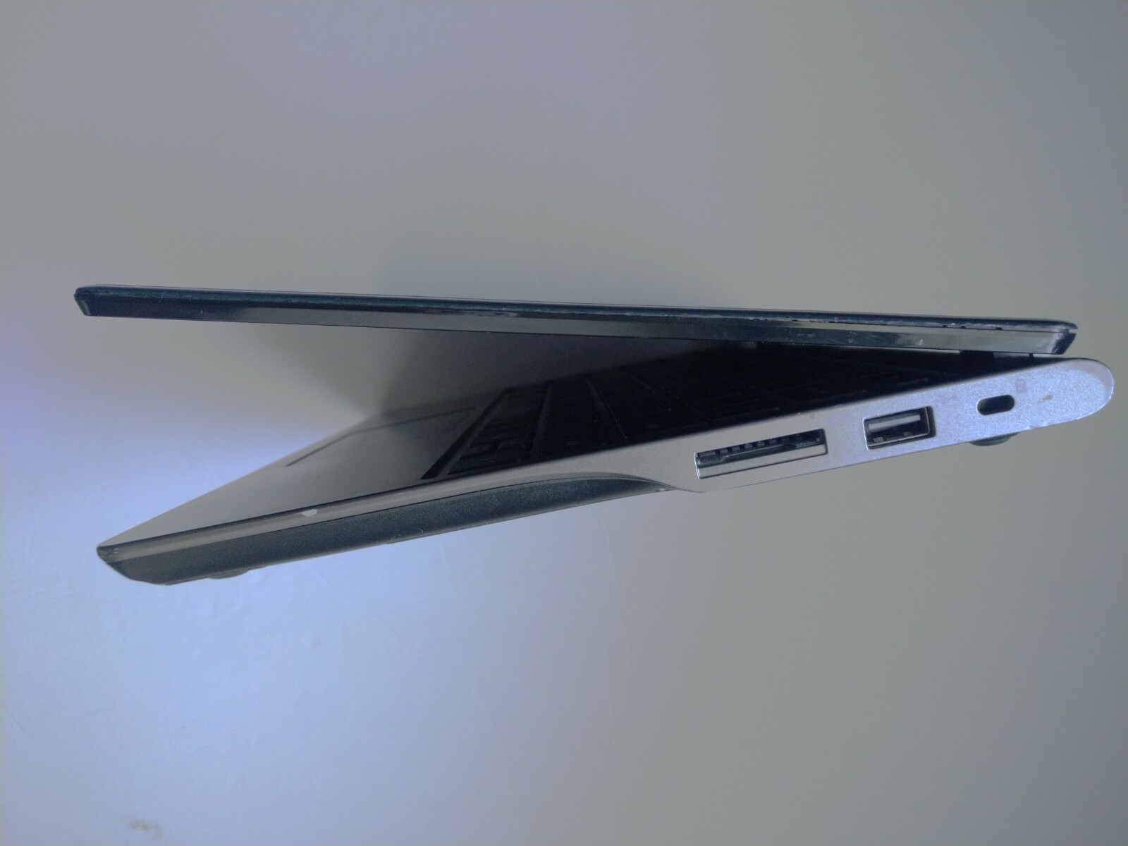 ACER CHROMEBOOK C720 laptop. Intel celeron processor. 2 gb ram. 16 gb ssd. 