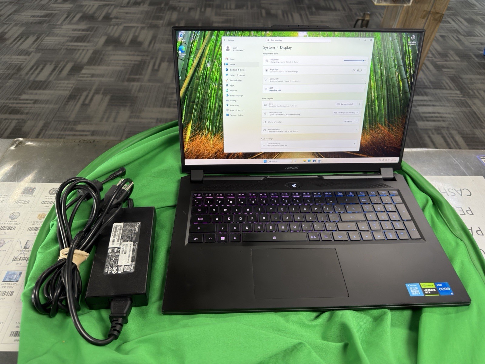 GIGABYTE AORUS 7 9KF-E3US513SH 17.3″ FHD RTX 4060 Laptop i5 16GB Win 11