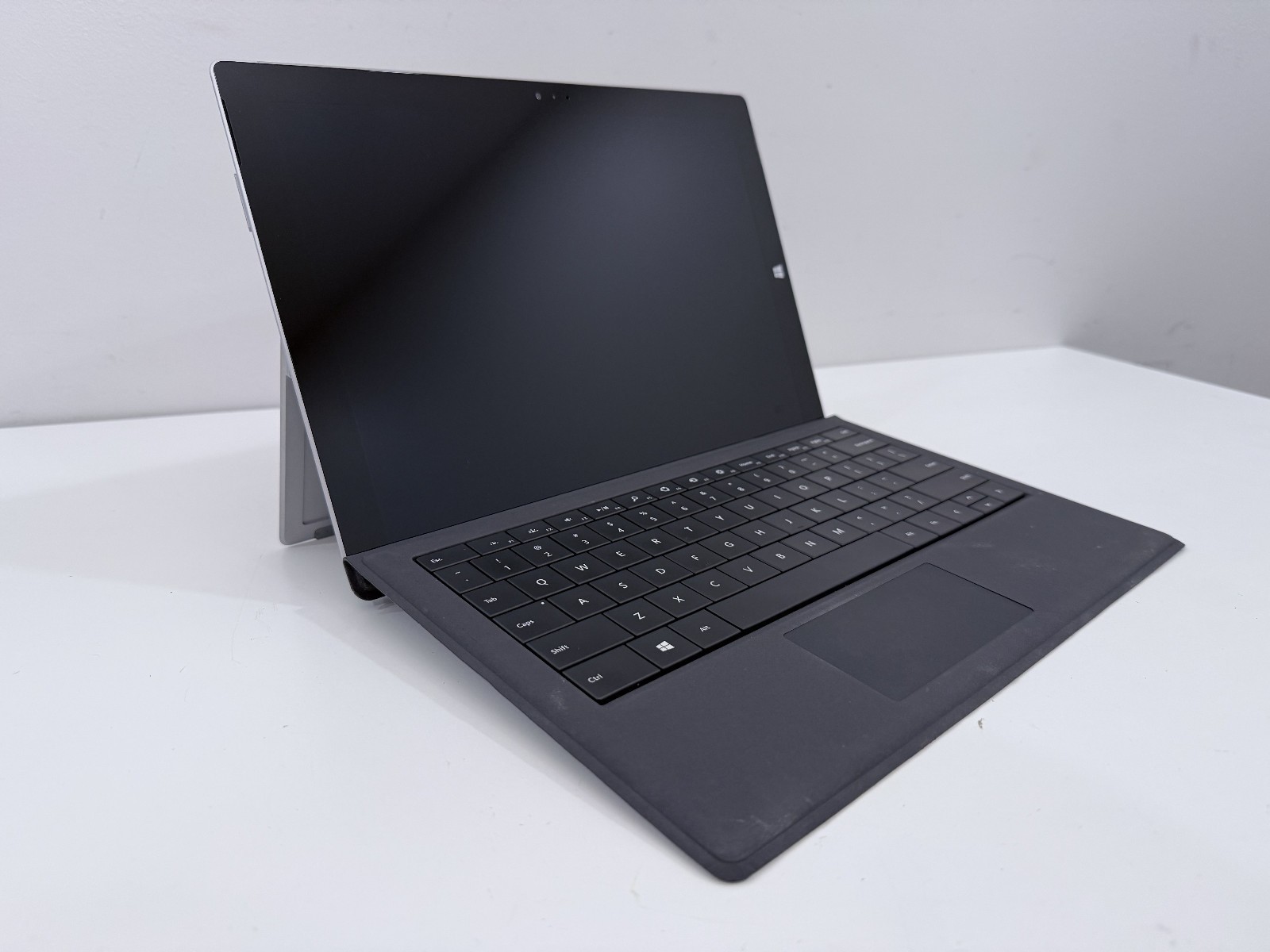Microsoft Surface Pro 3 i3-4020Y CPU @ 1.50GHz 4 GB RAM 64 GB Win 10 Pro